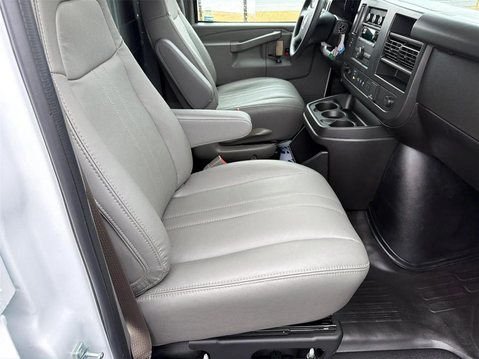 2026 GMC Savana Cargo Work Van - Photo 9
