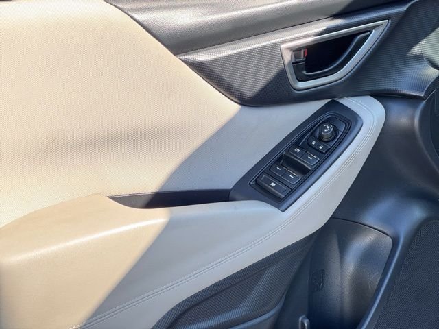 Used 2019 White Subaru Base image 9