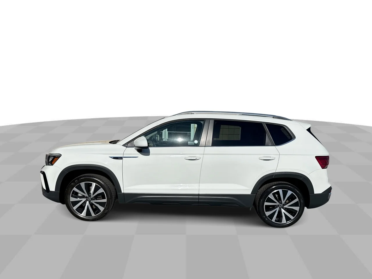 Used 2024 Pure White Volkswagen SE w/ Sunroof image 5