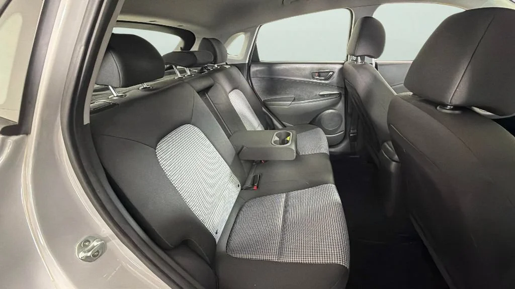 Used 2022 Silver Hyundai SE image 29
