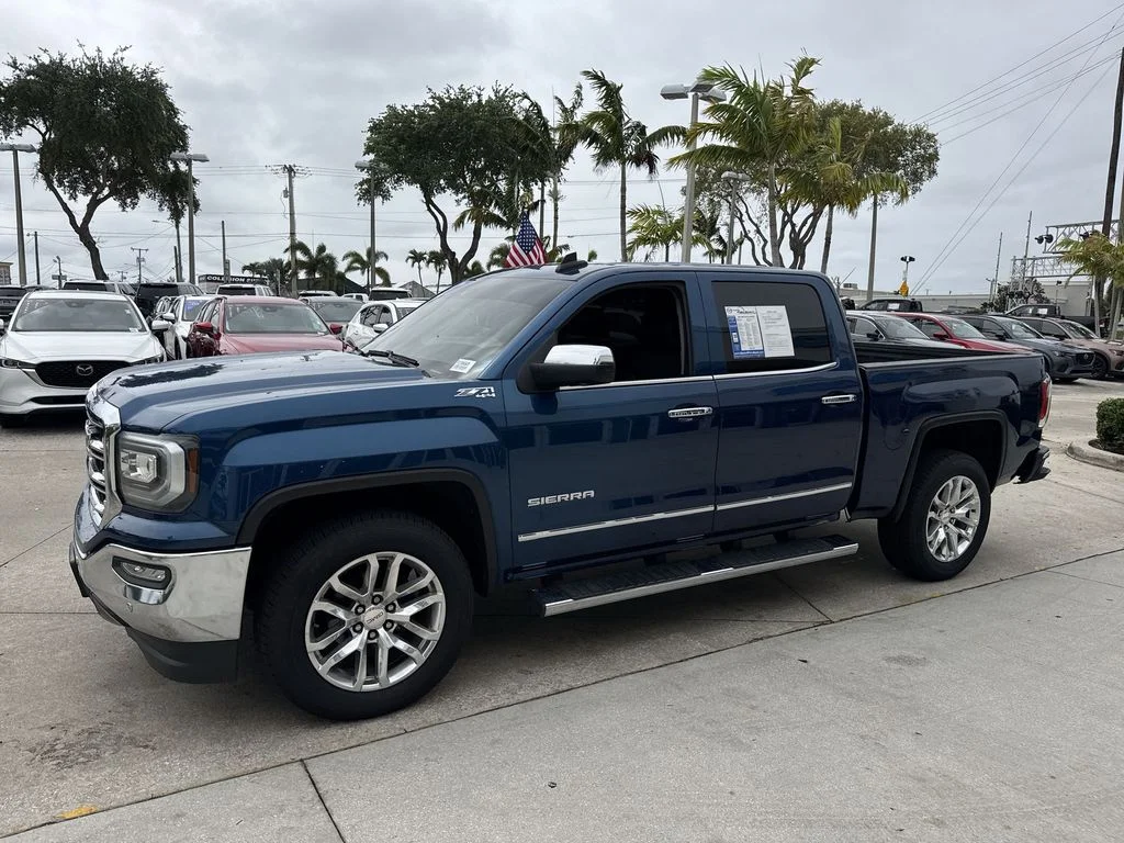 Used 2018 Blue Metallic GMC SLT image 10