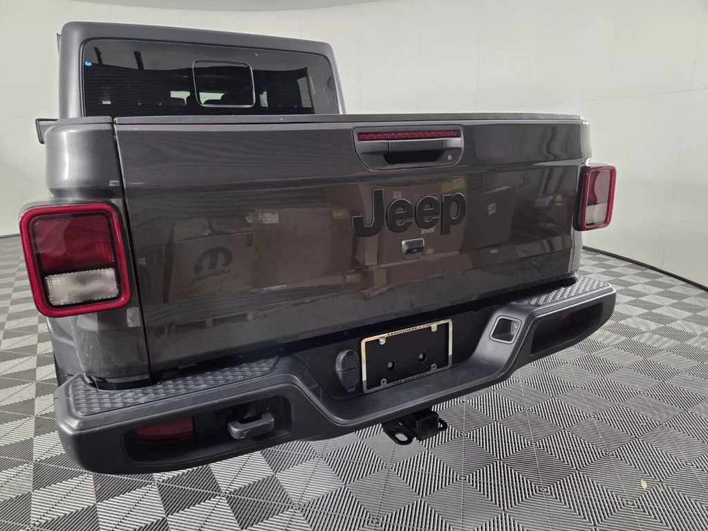 Used 2022 Granite Crystal Metallic Clearcoat Jeep Altitude image 6