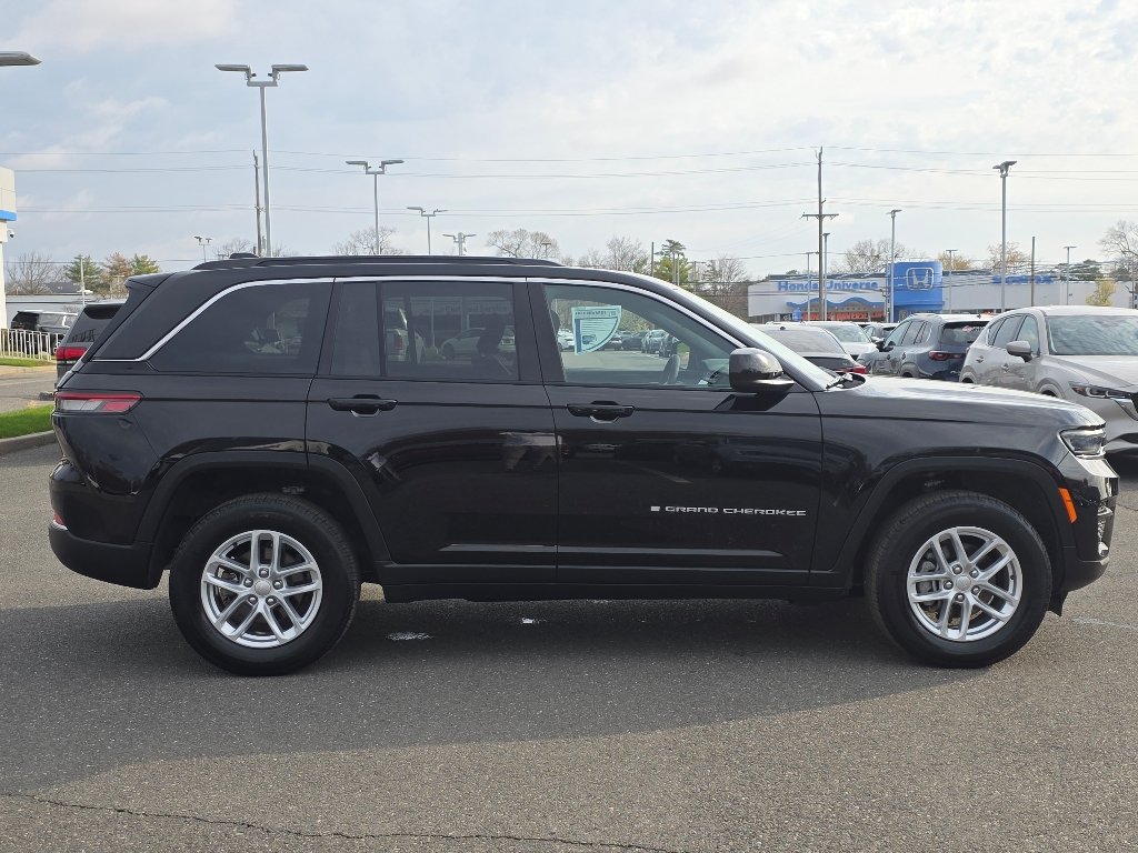 Used 2025 Diamond Black Crystal Pearl Coat Jeep Laredo X image 18