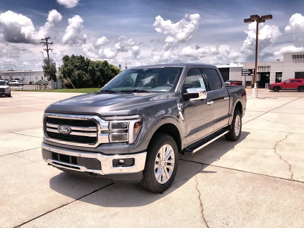 Used 2025 Gray Metallic Ford Lariat image 10