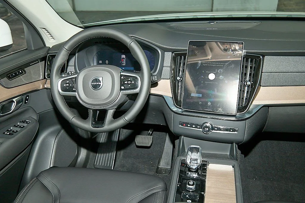New 2026 Crystal White Volvo Plus image 25