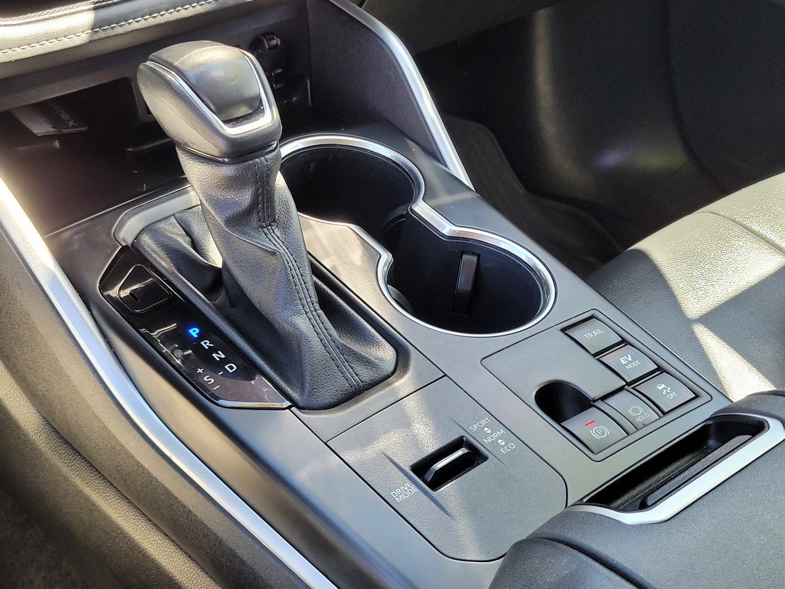 Used 2024  Toyota Hybrid XLE image 22