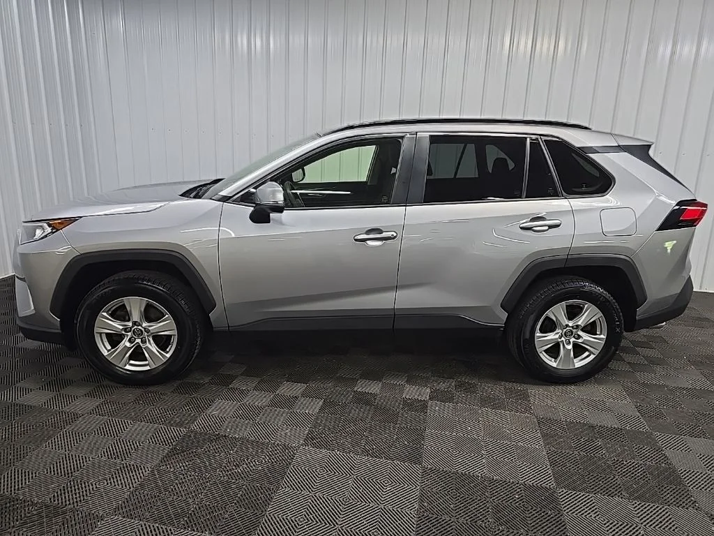 Used 2019 Silver Toyota XLE image 5