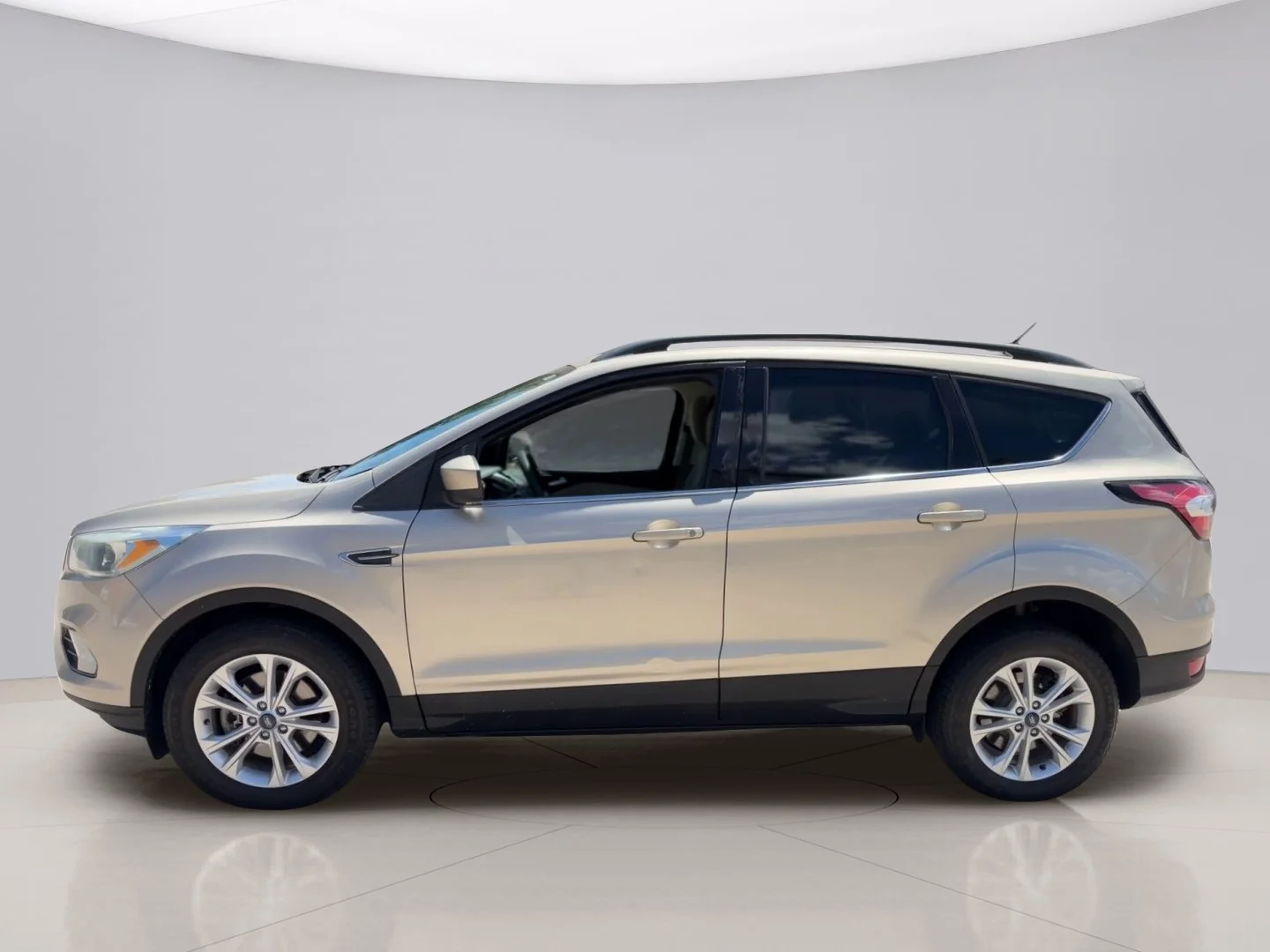 Used 2018 Gold Ford SE 4WD image 2