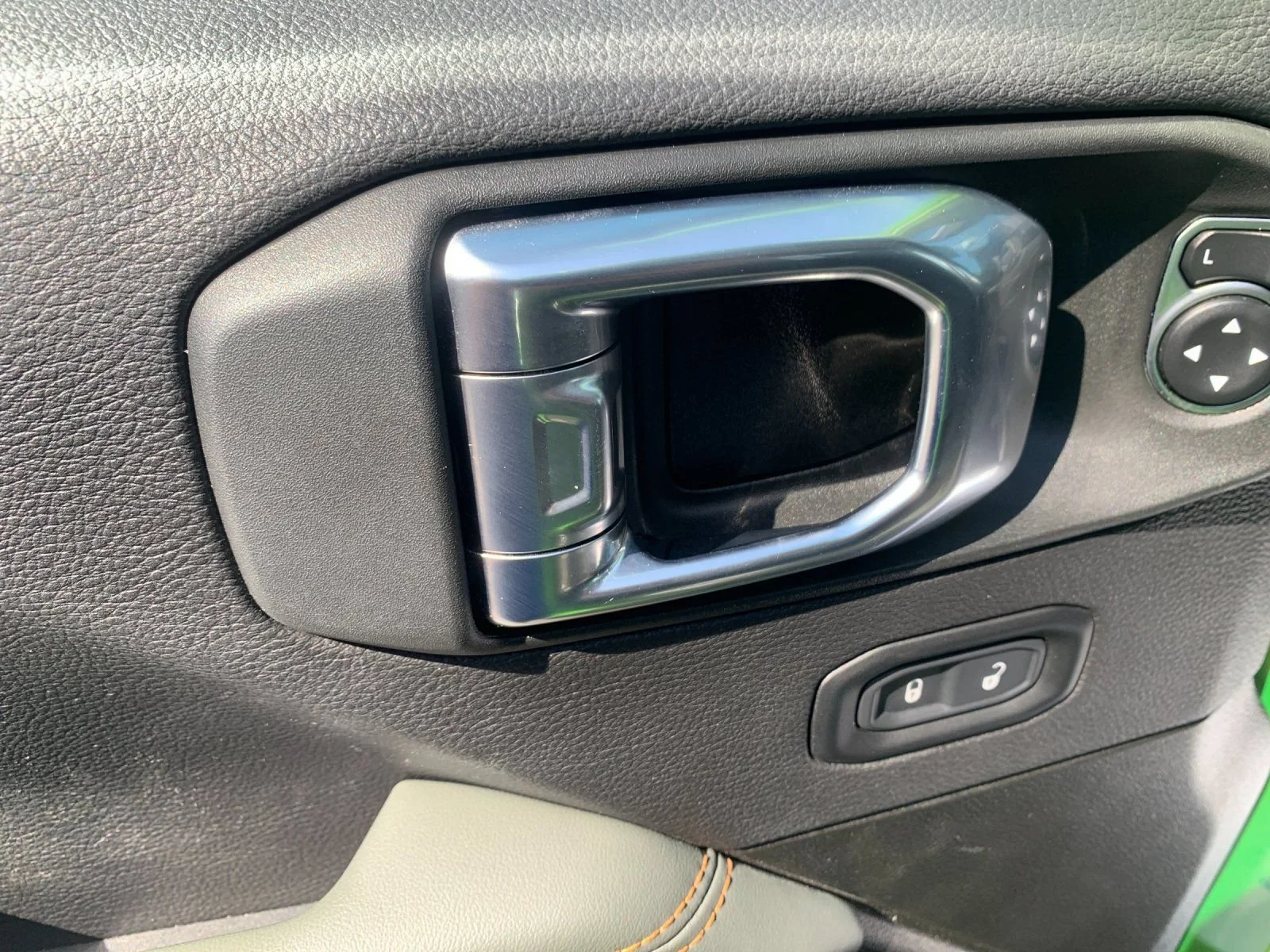 Used 2025 Green Jeep Mojave X image 12