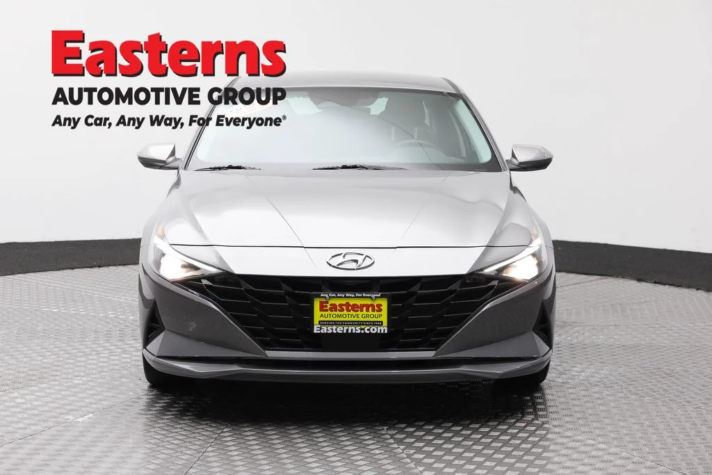 Used 2023 Silver Hyundai SEL image 2