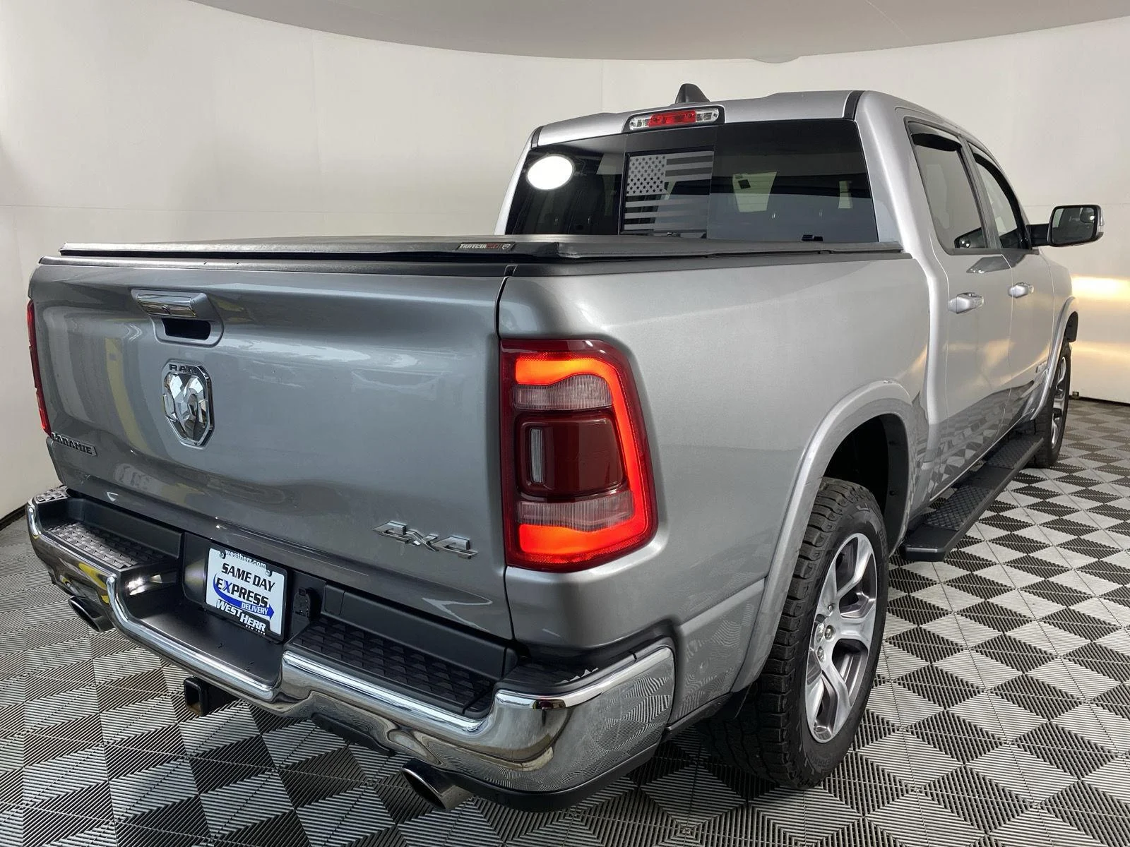 Used 2022 Billet Silver Metallic Clearcoat Ram Laramie image 6