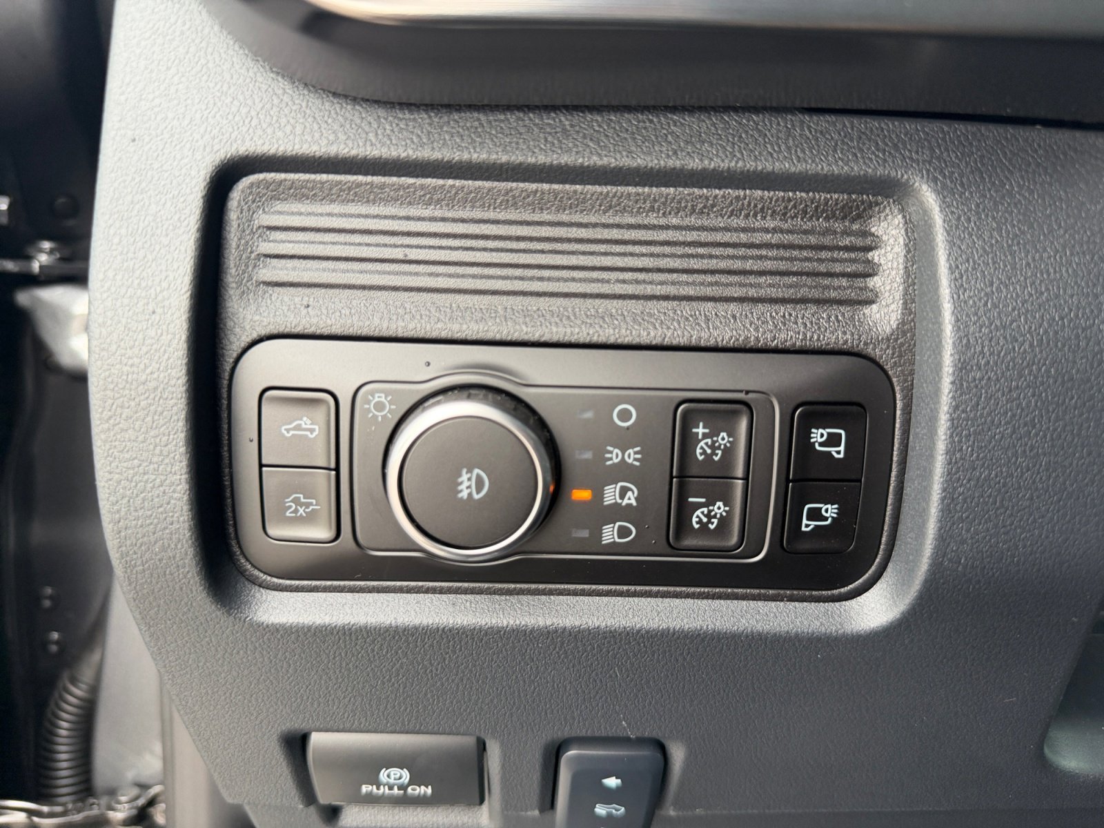New 2026 Carbonized Gray Metallic Ford LARIAT image 25