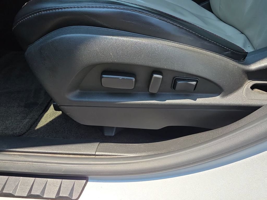 Used 2011 Silver Chevrolet LT image 16