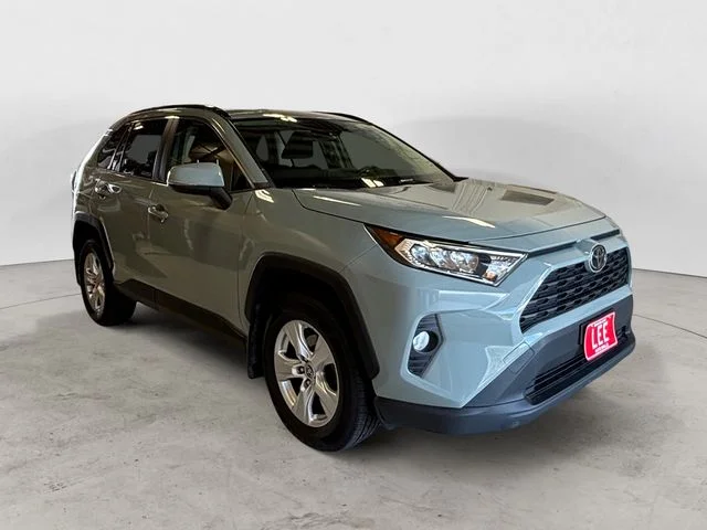 Used 2020  Toyota XLE image 8