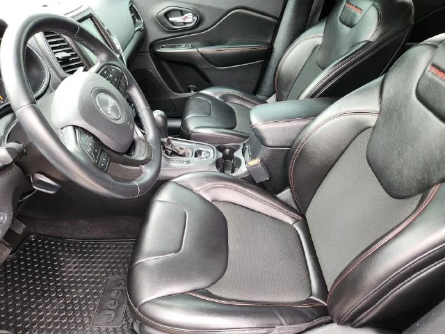 Used 2020 Silver Jeep Trailhawk image 12