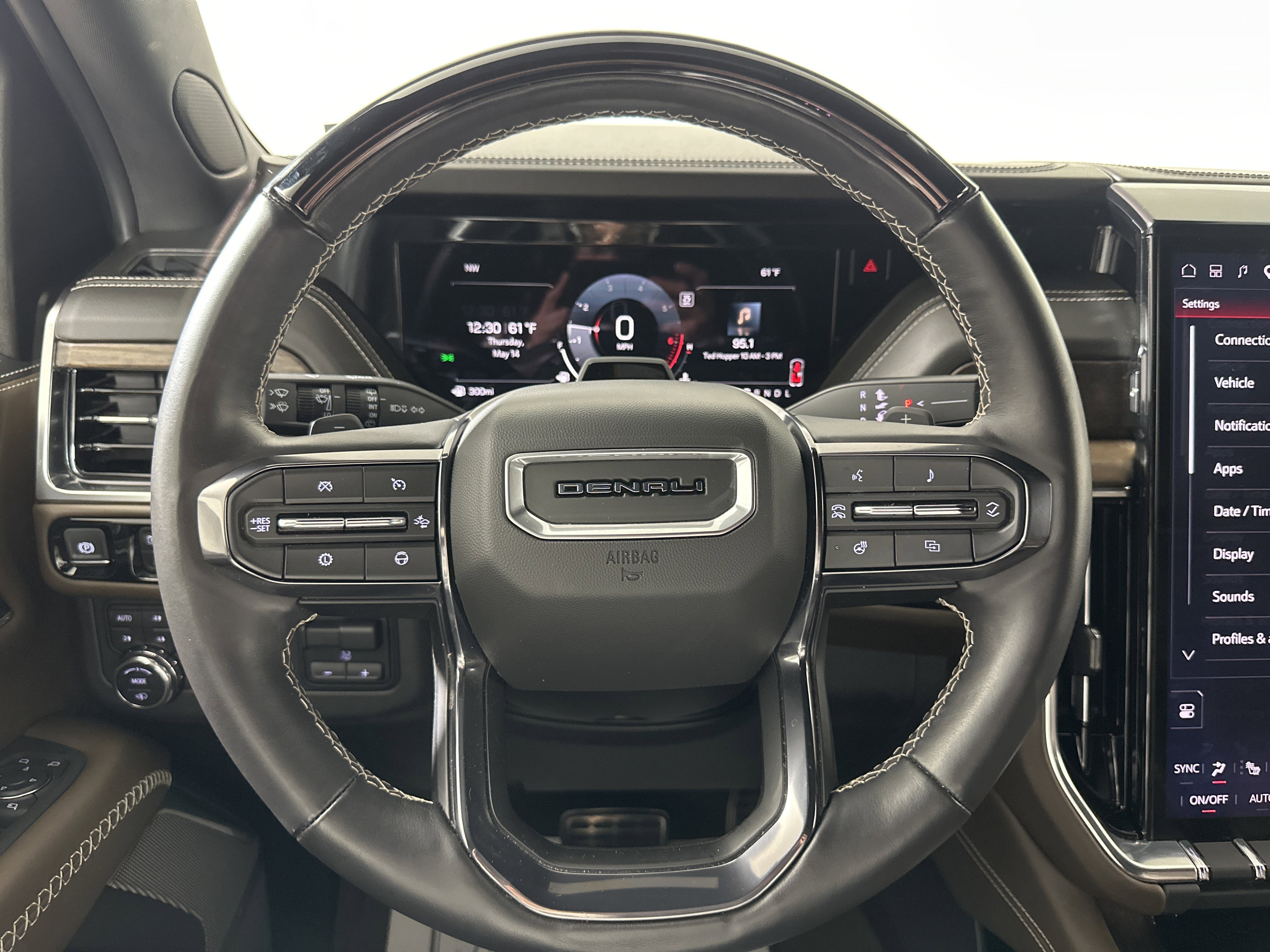 Used 2025 White Frost Tricoat GMC Denali Ultimate image 12