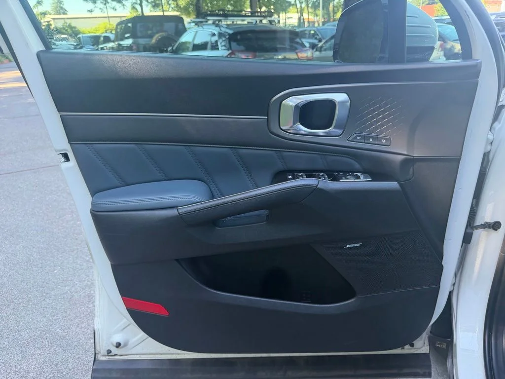 Used 2025 Snow White Pearl Kia SX Prestige image 12