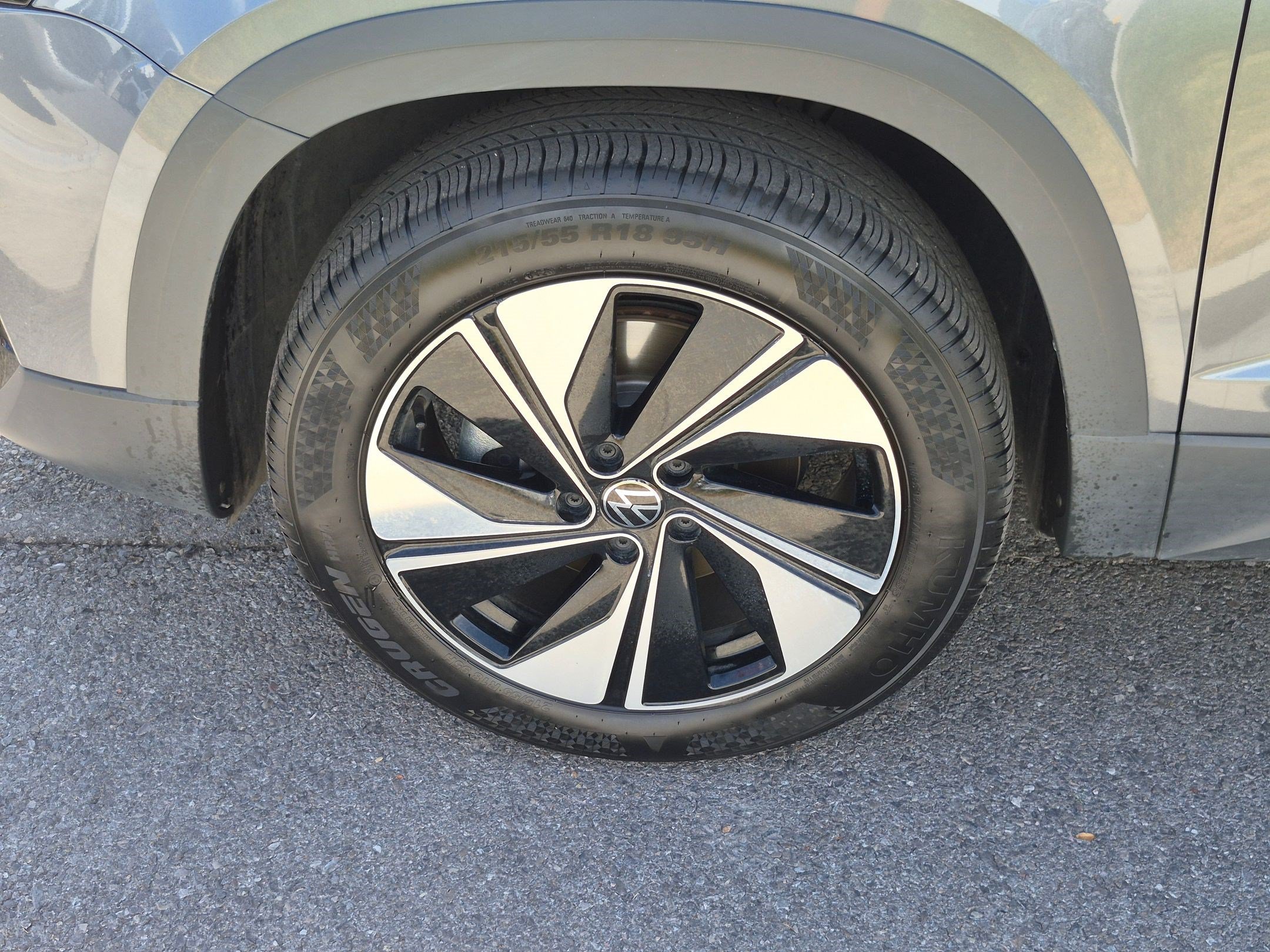 Certified Used 2025 Platinum Gray Metallic Volkswagen SE image 12