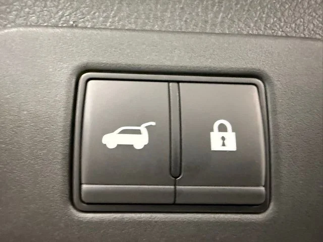 New 2025 Everest White TriCoat Nissan SL image 9