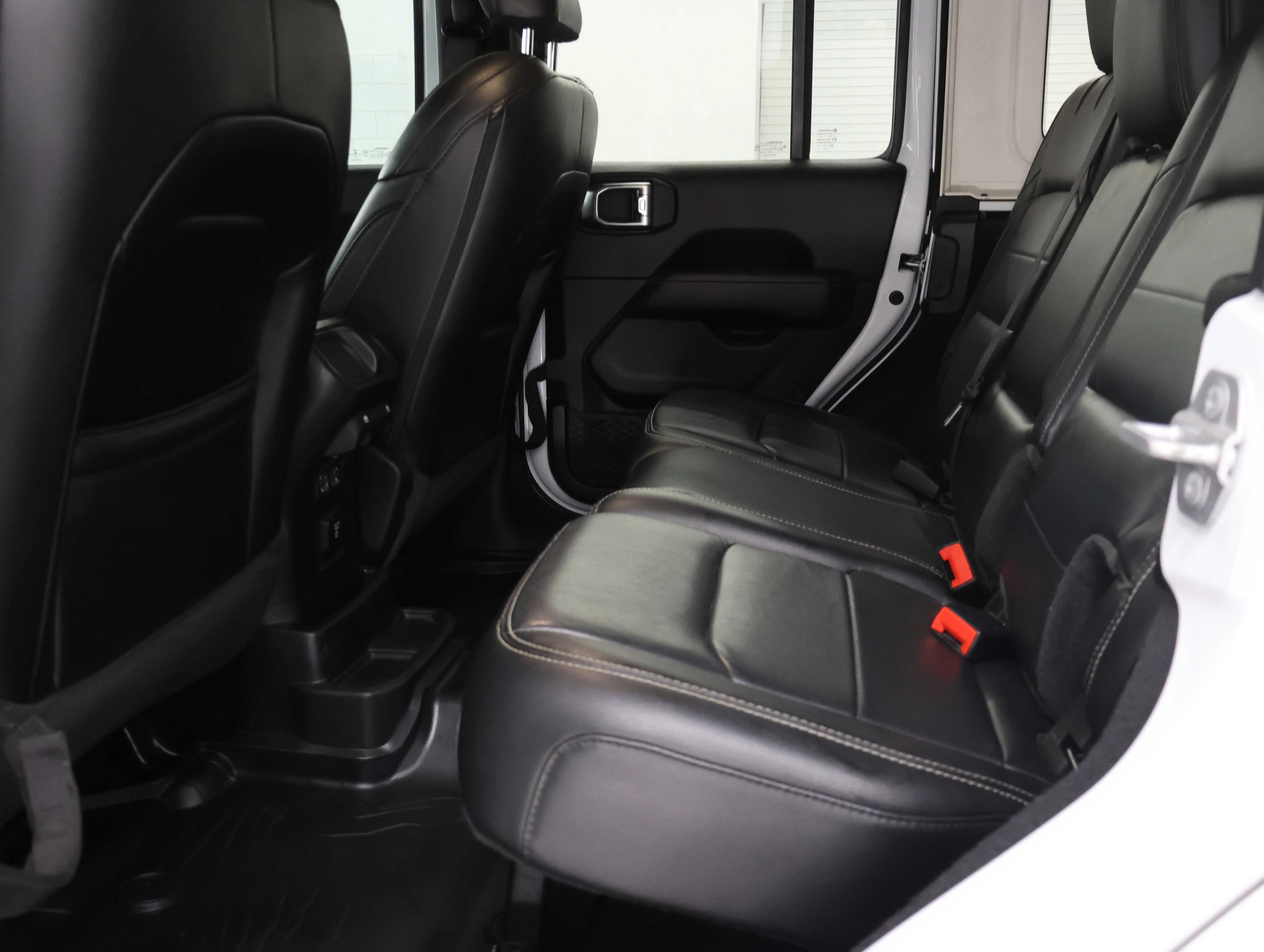 Used 2019 Bright White Clearcoat Jeep Unlimited Sahara image 32