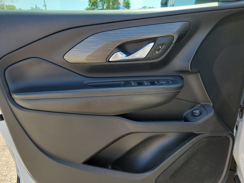 Used 2023 Summit White GMC SLE image 17