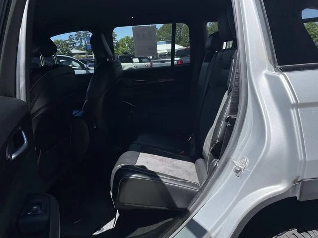 Used 2022 Silver Jeep Altitude image 10
