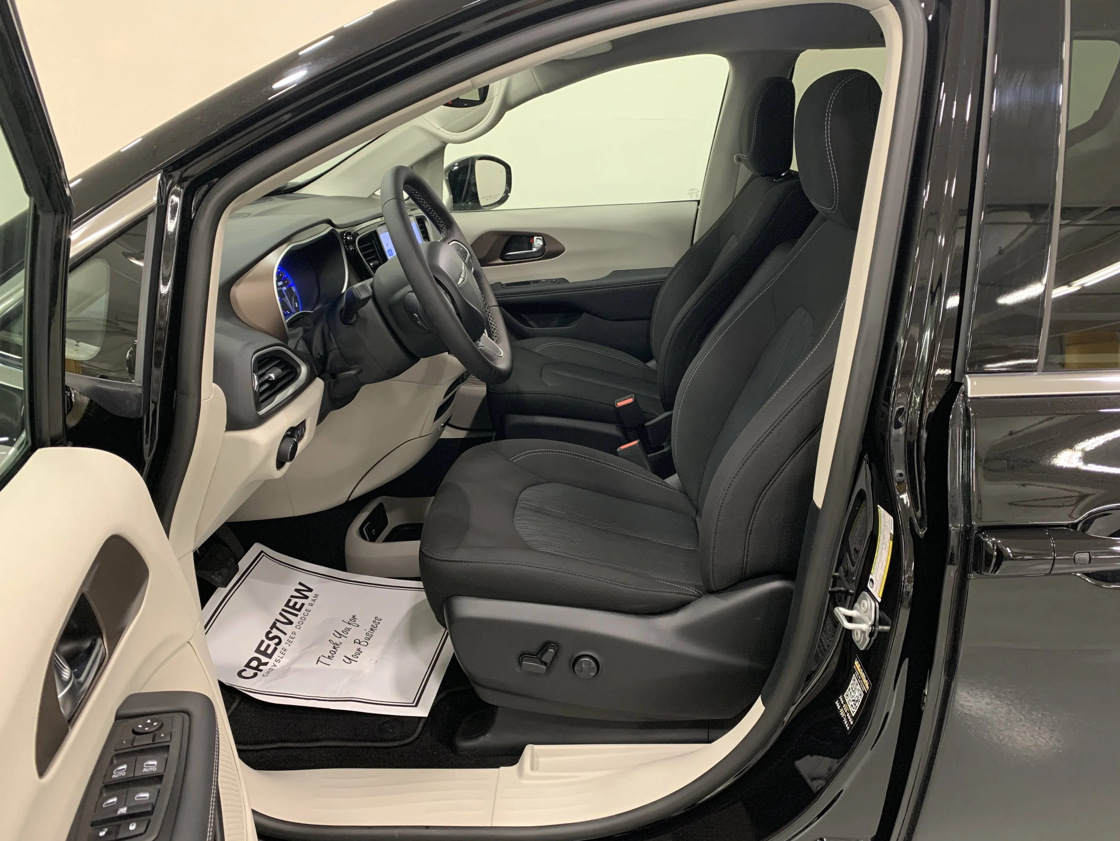 New 2024 Diamond Black Crystal Pearl Chrysler SXT image 12