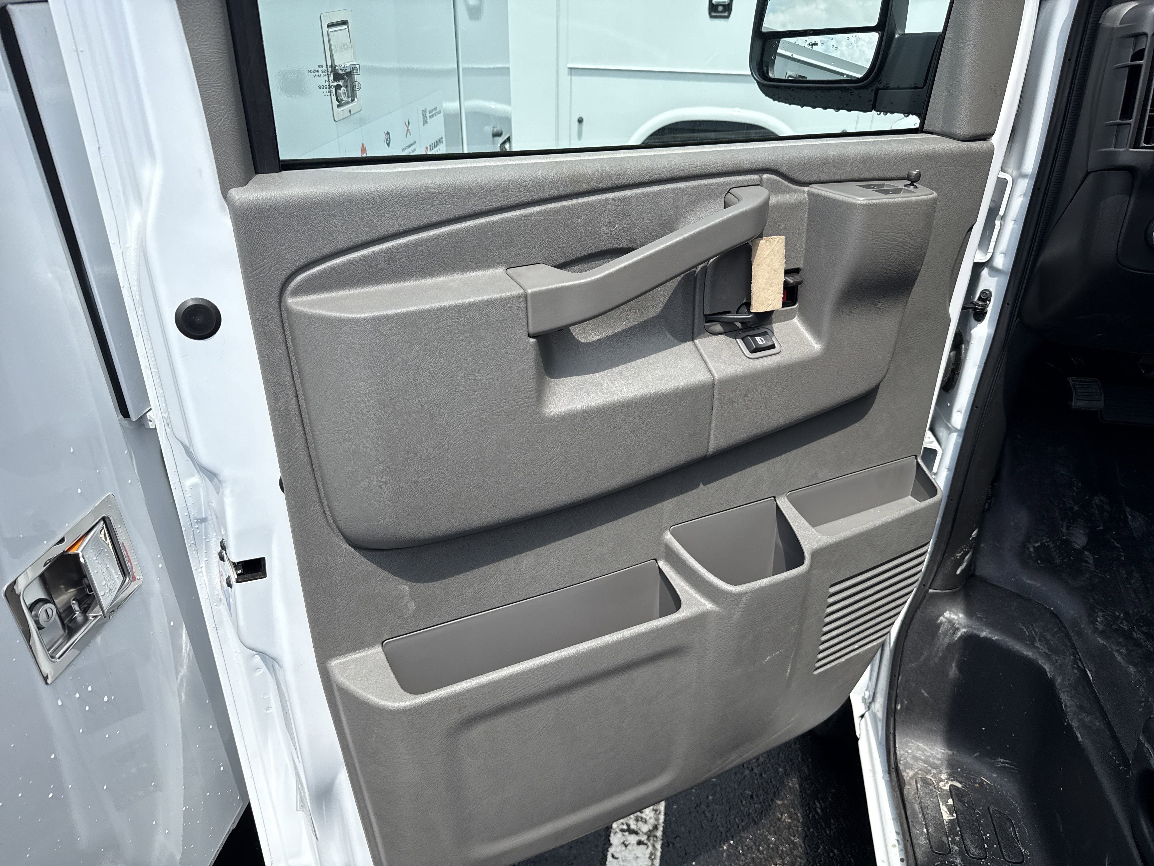 2025 Chevrolet Express Cargo Work Van - Photo 8