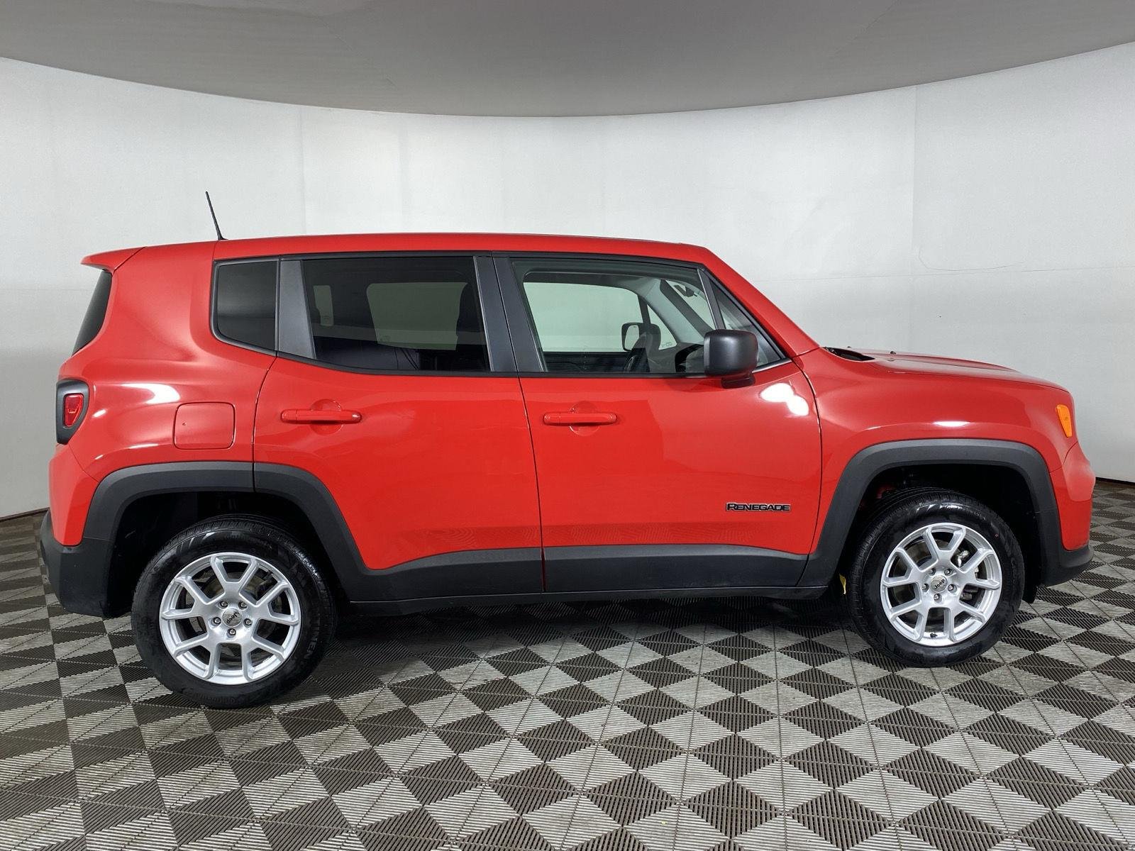 Used 2023 Colorado Red Clearcoat Jeep Latitude image 8