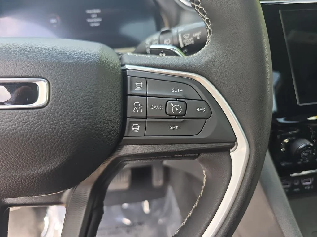 Used 2023 Red Jeep Altitude image 19