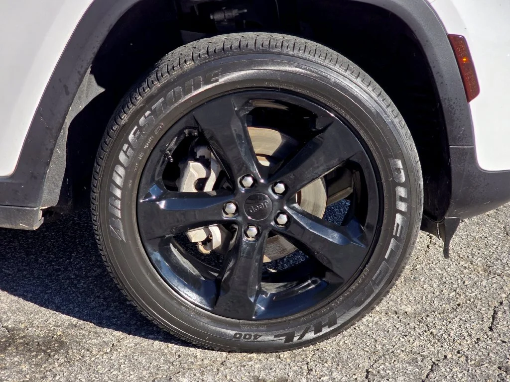 Certified Used 2024 White Jeep Altitude image 22