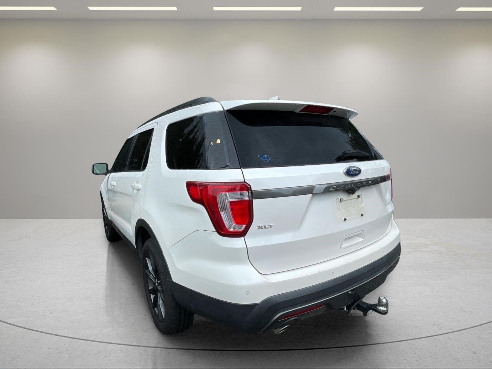 Used 2017 White Platinum Metallic Tri-Coat Ford XLT image 7