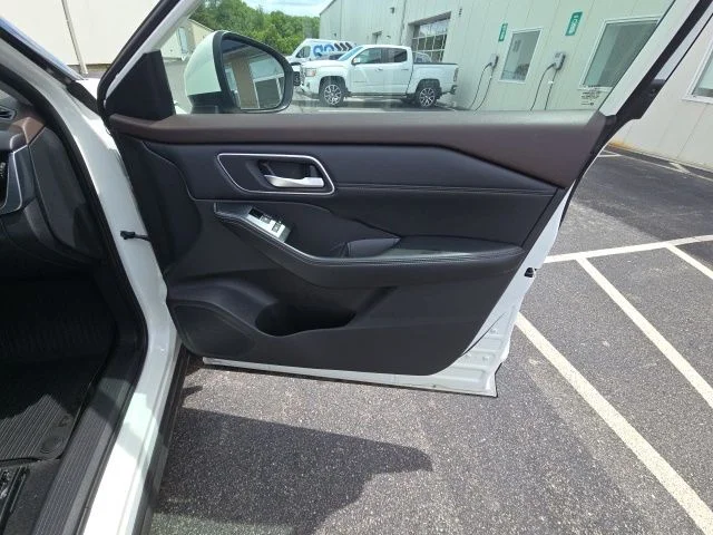 Used 2021 White Nissan SL image 24