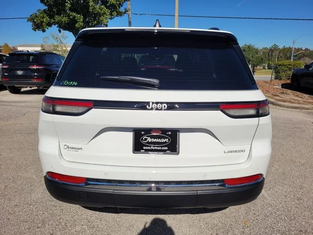 New 2025 Bright White Clear-Coat Exterior Paint Jeep Laredo image 11
