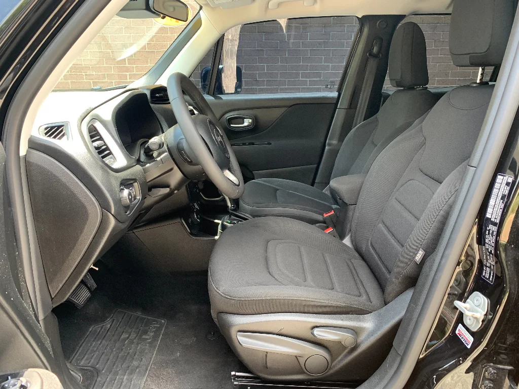 Used 2021 Black Clearcoat Jeep Latitude image 11