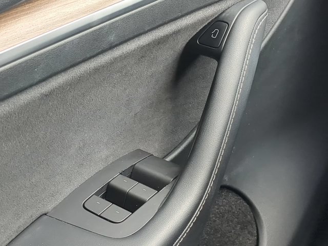 Used 2023  Tesla Performance image 28