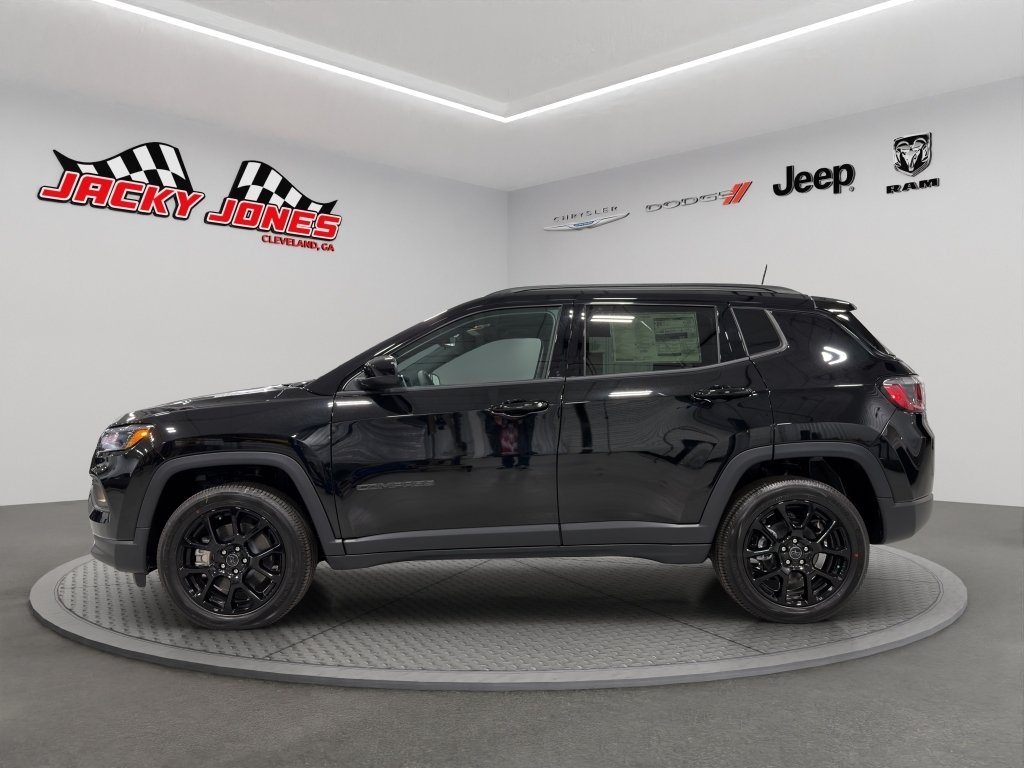 New 2026 Diamond Black Crystal Pearlcoat Jeep Latitude Altitude image 2