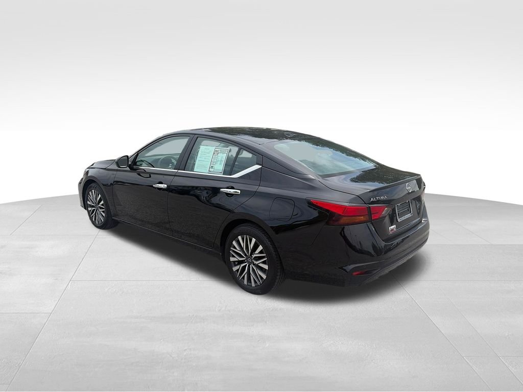 Used 2025 Super Black Nissan 2.5 SV image 4