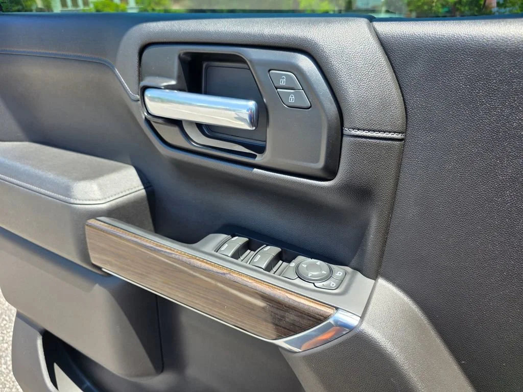 Used 2022 Summit White Chevrolet RST image 15