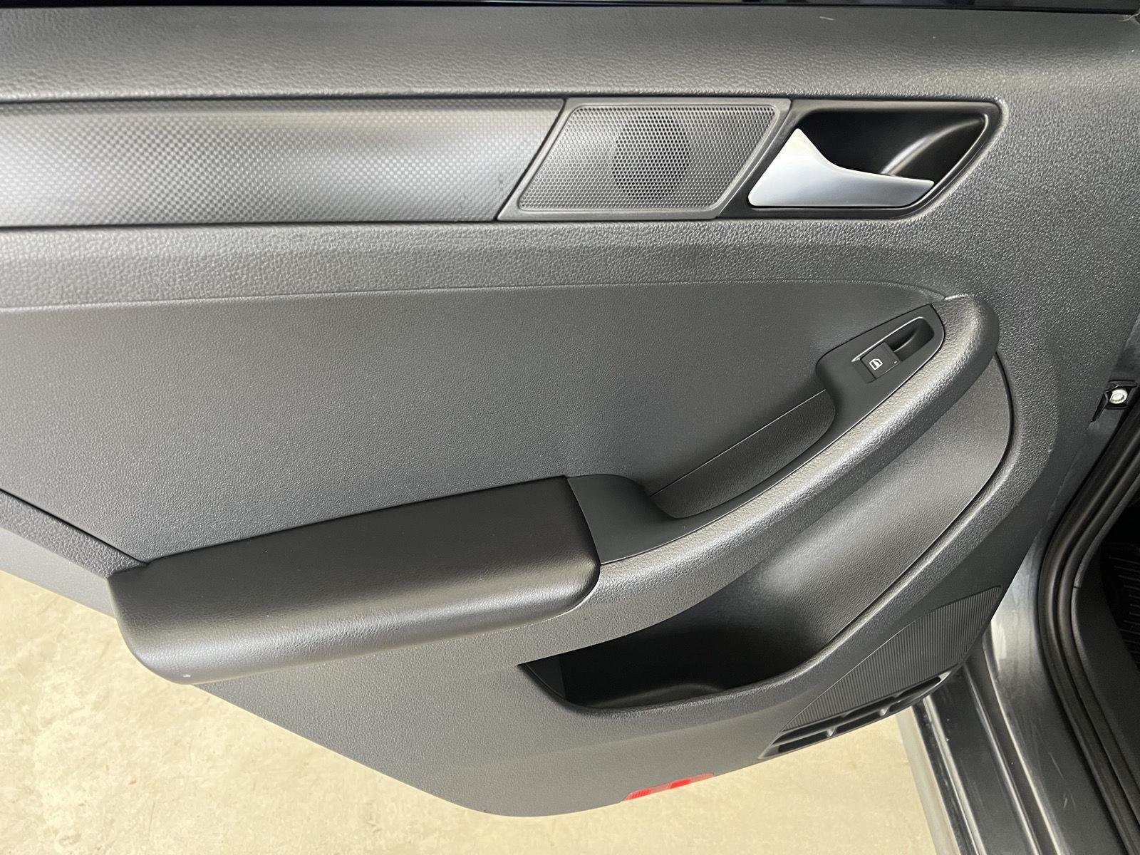 Used 2014 Platinum Gray Metallic Volkswagen S image 27