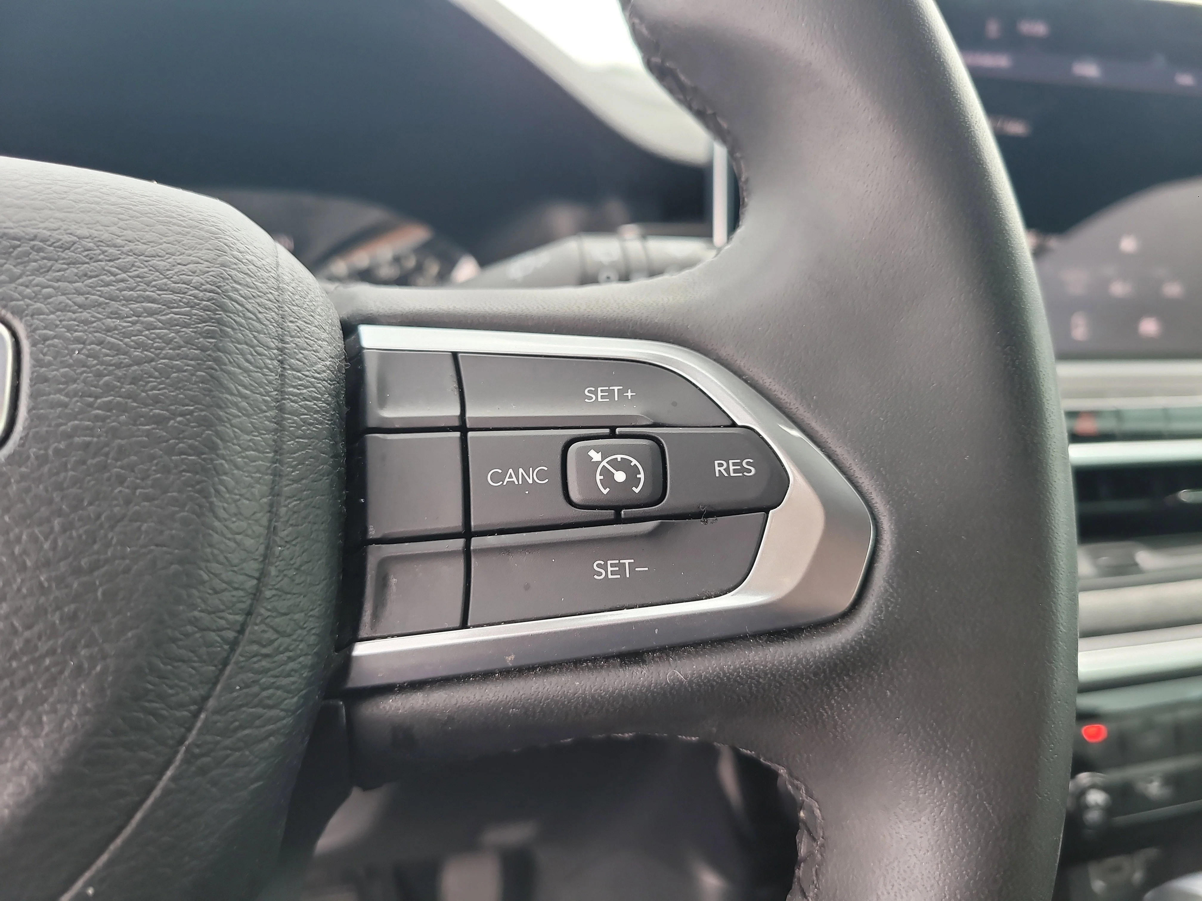 Used 2023 Diamond Black Crystal Pearlcoat Jeep Latitude image 28