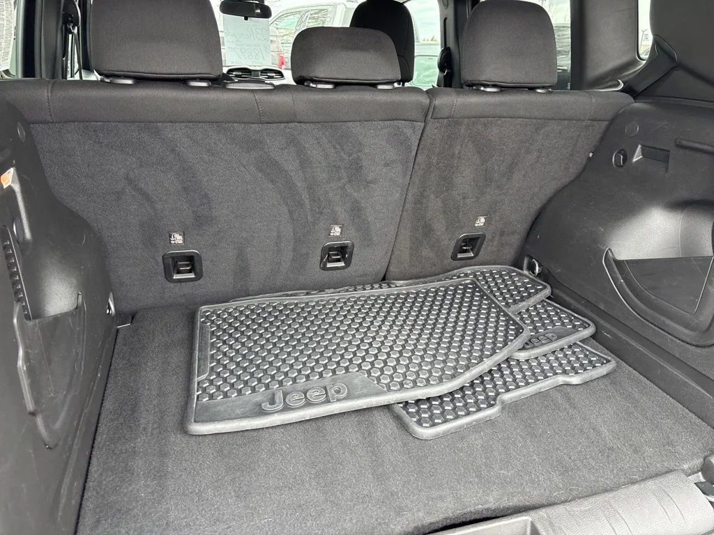 Used 2023 Black Clearcoat Jeep Latitude image 27