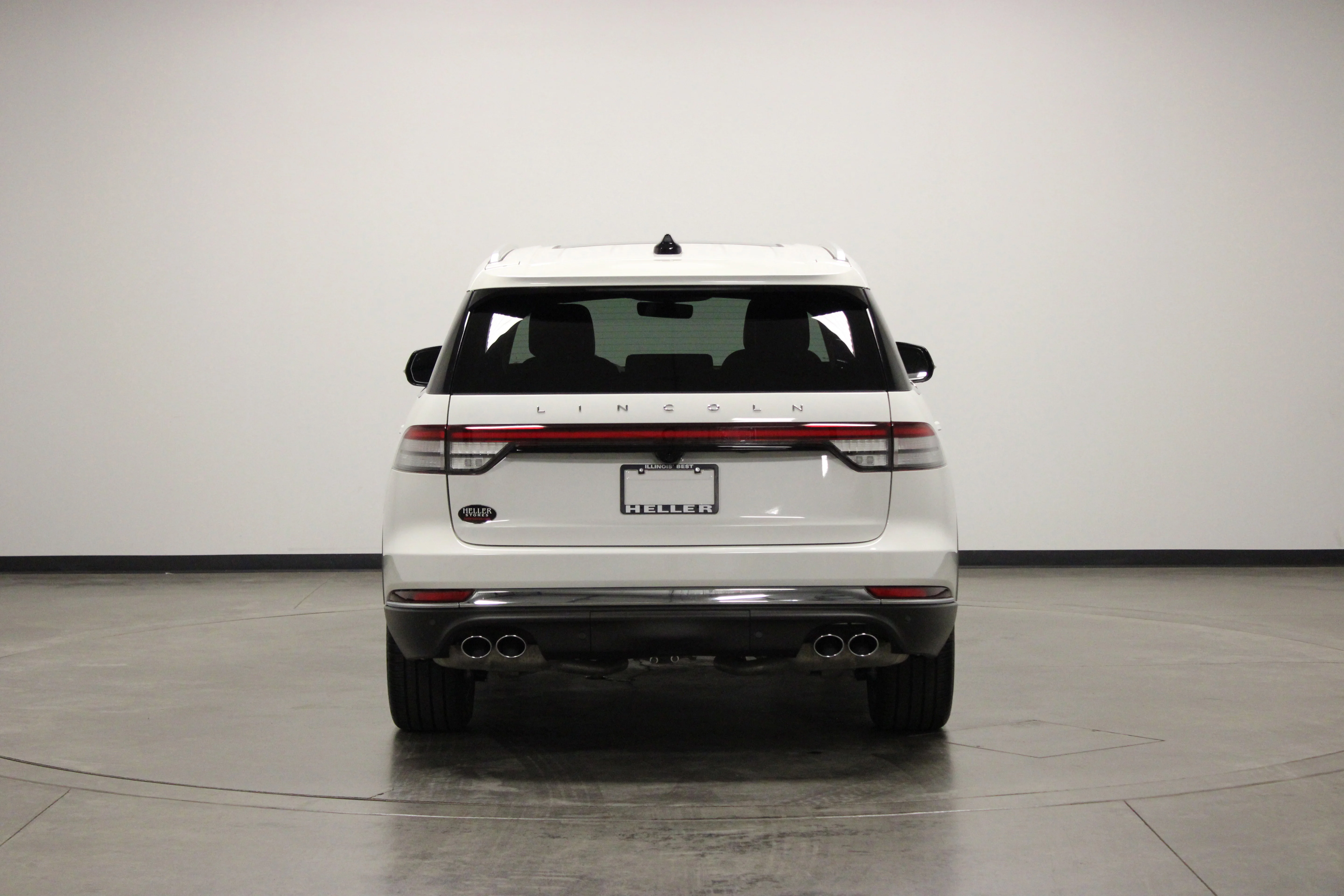 Used 2025 White Metallic Lincoln Premiere image 7