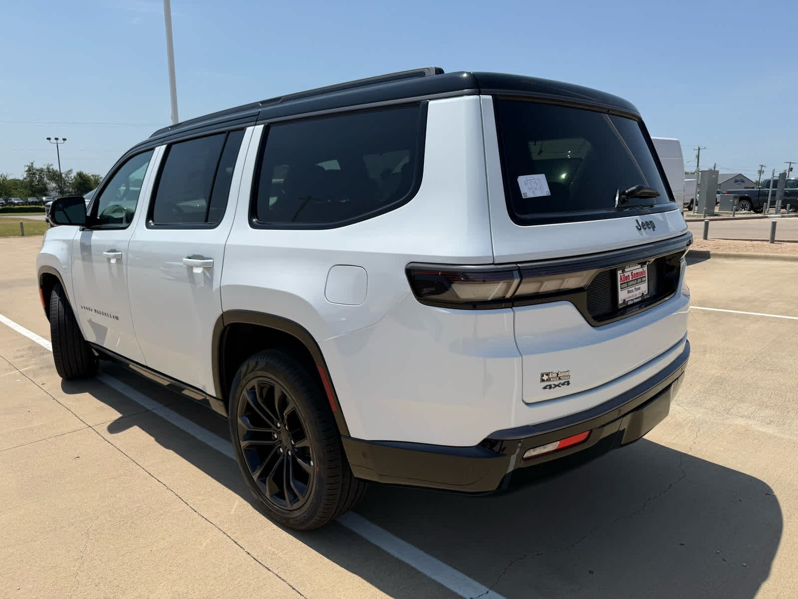 New 2026 Bright White Clear-Coat Exterior Paint Jeep Summit Obsidian image 8