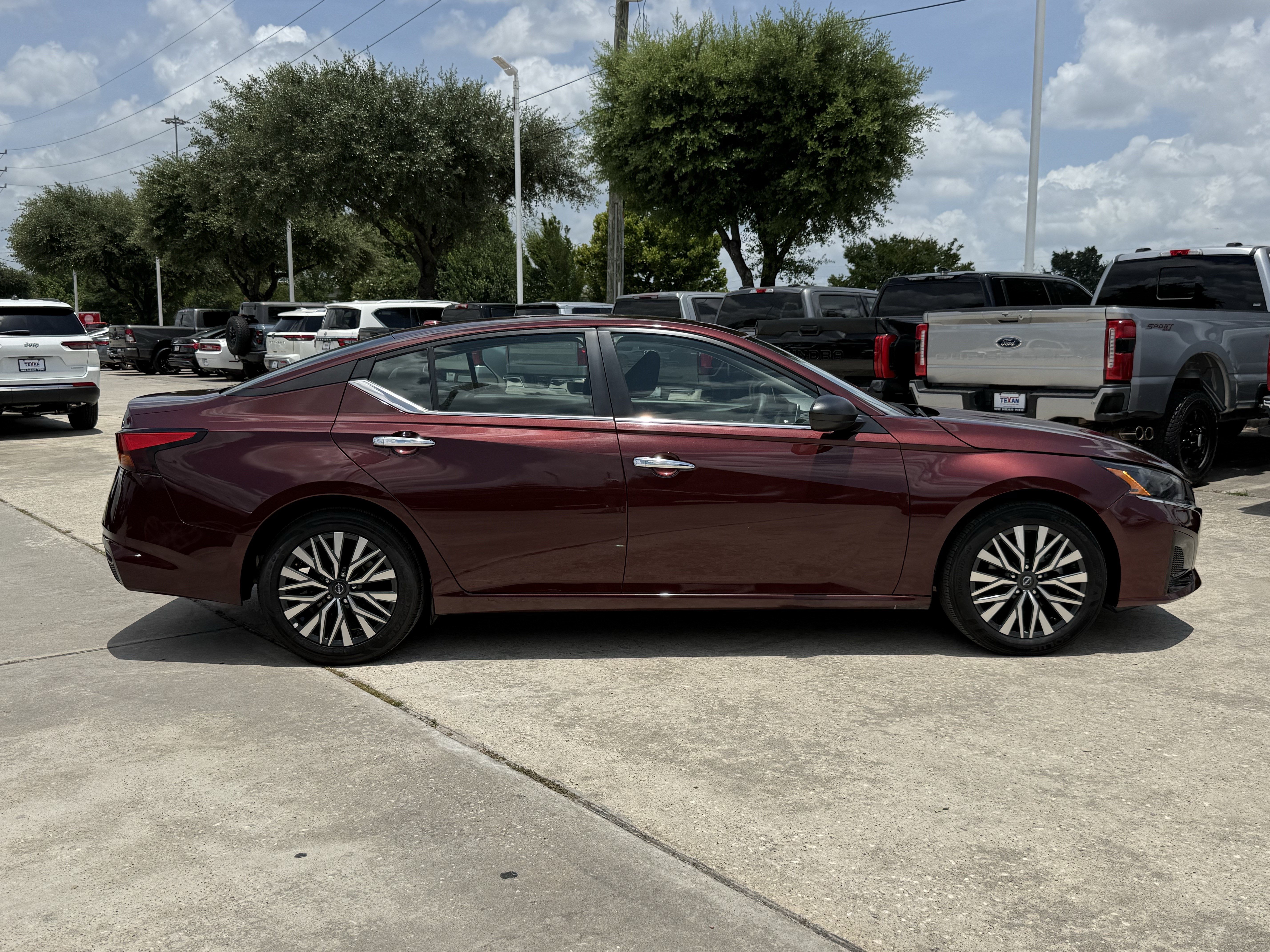Used 2025 Garnet Pearl Metallic Nissan  image 3