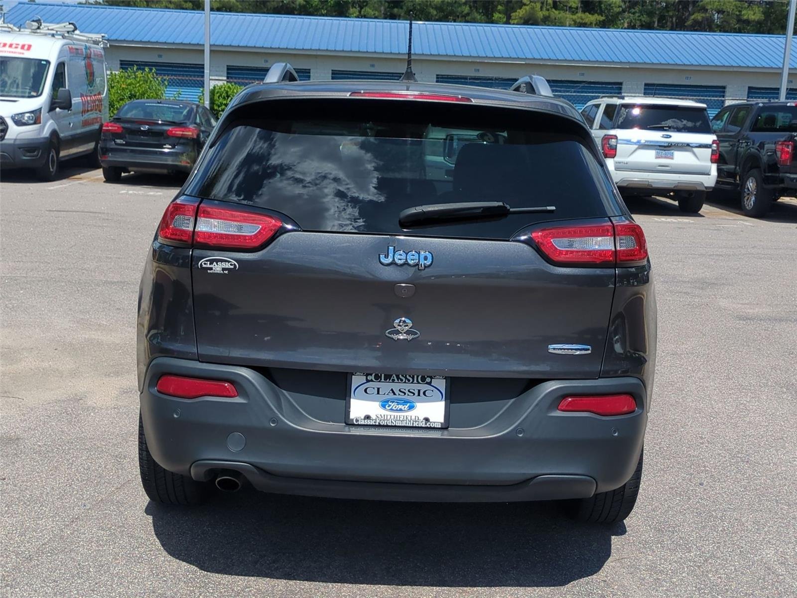 Used 2016 Granite Crystal Metallic Clearcoat Jeep Latitude image 4