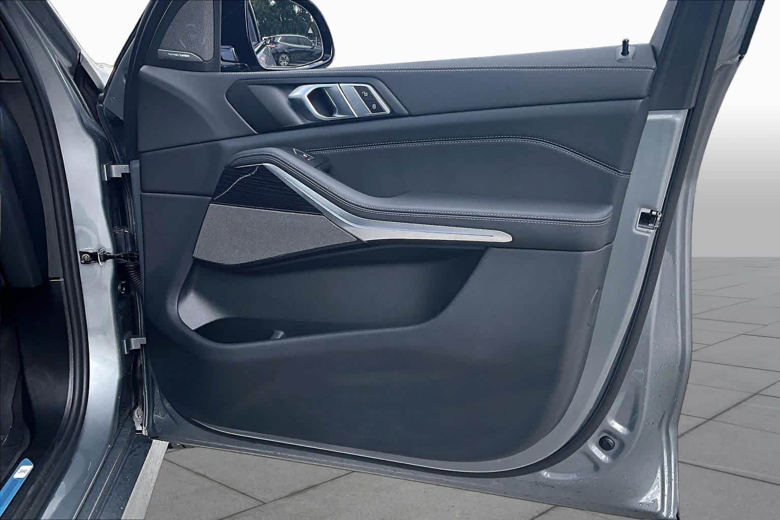 Used 2026 Skyscraper Grey Metallic BMW xDrive40i image 21