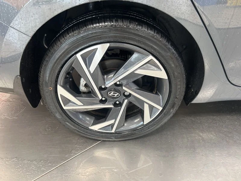 Used 2025 Gray Hyundai SEL Sport image 9