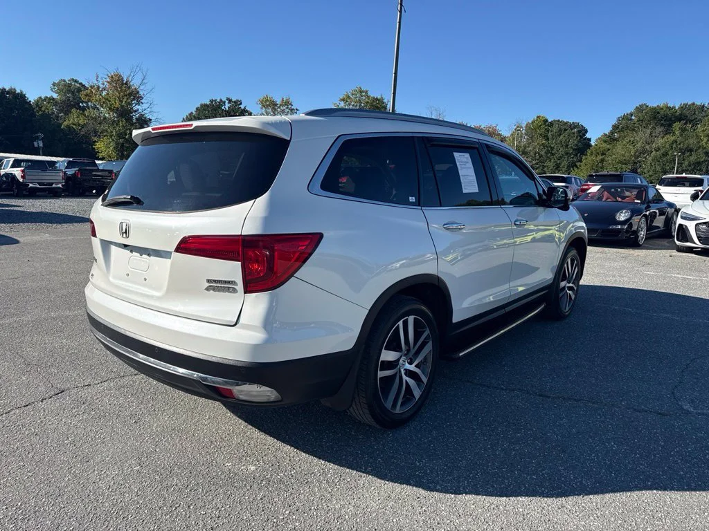 Used 2017  Honda Touring image 5