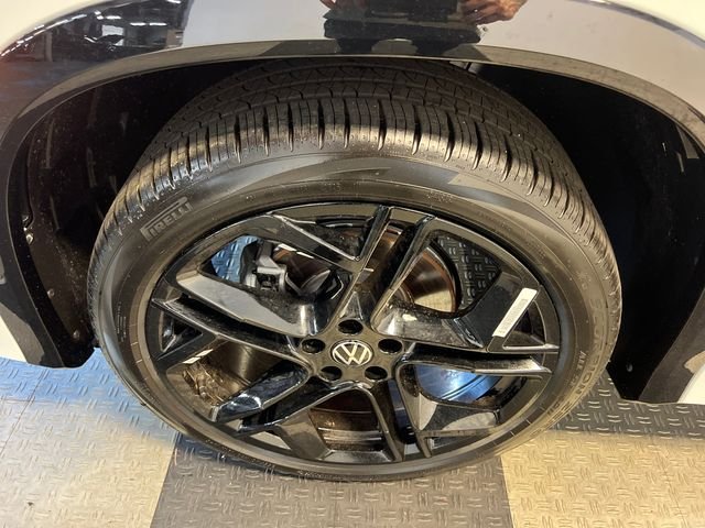 New 2026 White Volkswagen 2.0T SE R-Line Black image 9